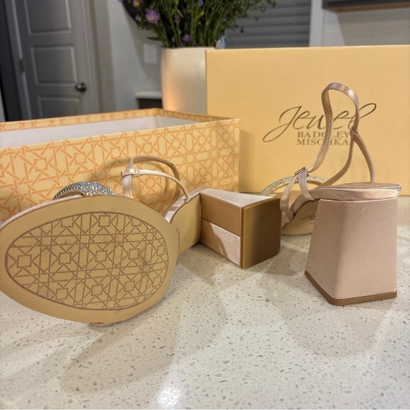 Jewel Badgley Mischka Silver and Cream Block Heels - Picture 5 of 6